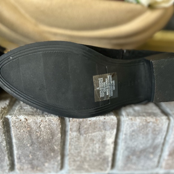 Express  ankle boots size 8. Color black. - Picture 4 of 4